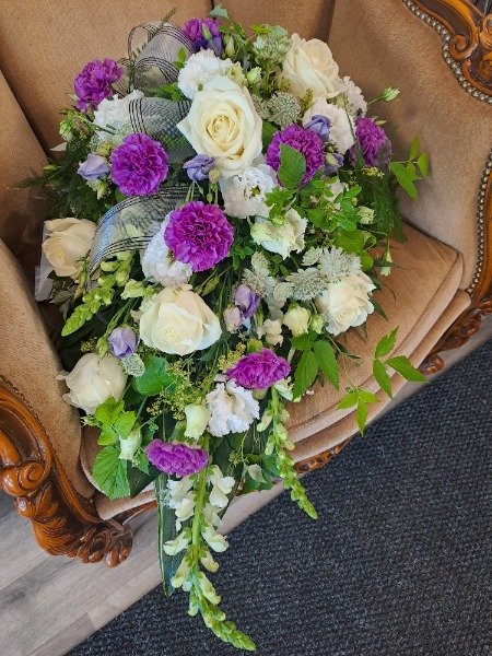 Tyylikäs kukkalaite hautajaisiin